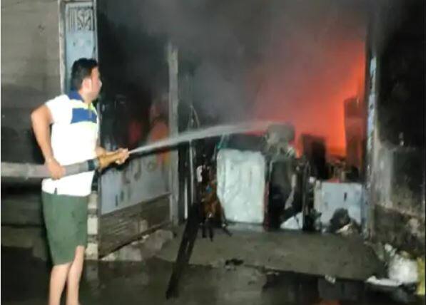 Amritsar Electronics Showroom fire broke late at night, Vehicle did not reach the fire brigade office located 5 minutes away ਅੰਮ੍ਰਿਤਸਰ 'ਚ ਦੇਰ ਰਾਤ ਇਲੈਕਟ੍ਰੋਨਿਕਸ ਸ਼ੋਅਰੂਮ 'ਚ ਲੱਗੀ ਅੱਗ , 5 ਮਿੰਟ ਦੀ ਦੂਰੀ 'ਤੇ ਸਥਿਤ ਫਾਇਰ ਬ੍ਰਿਗੇਡ ਦਫਤਰ 'ਚੋਂ ਨਹੀਂ ਪਹੁੰਚੀ ਗੱਡੀ