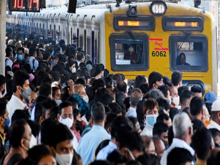 Mumbai: Western Railway will start 31 more services from October 1 to meet the growing demand for AC local trains. Mumbai News: मुंबई AC लोकल ट्रेनों में हर दिन बढ़ रही यात्रियों की संख्या, अब 31और एसी ट्रेनें चलाएगा पश्चिम रेलवे