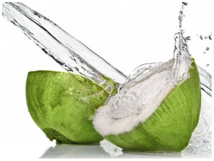 शरीर में खून बनने के लिए पर्याप्त मात्रा में पानी की जरूरत होती है. डेंगू होने पर नारियल पानी पीने से शरीर में पानी की कमी पूरी होती है. इससे प्लेटलेट्स तेजी से बढ़ते हैं.