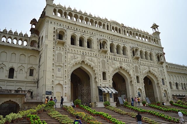 Bara Imambara in Lucknow: यूपी (UP) के लखनऊ (Lucknow) को नवाबों का शहर कहा जाता है. जहां आपको कई ऐतिहासिक इमारतें और धरोहर देखने को मिलेंगी. आज हम इस रिपोर्ट में आपको यहां के बड़ा इमामबाड़ा से रूबरू करवाने जा रहे हैं. जिसे देखने के लिए देश ही नहीं विदेश से भी सैलानी पहुंचते है.