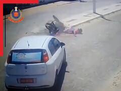 Watch Video : எமனாக வந்த கார்..! கடவுளாக மாறி காப்பாற்றிய ஹெல்மெட்..! வைரல் வீடியோ உள்ளே..!