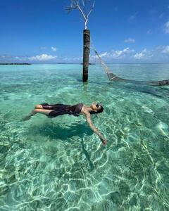 Mouni Roy Pics: वेकेशन पर पहुंचीं मौनी रॉय पानी में करती दिखीं मस्ती, बिकिनी फोटोज देख फैंस बोले Woww