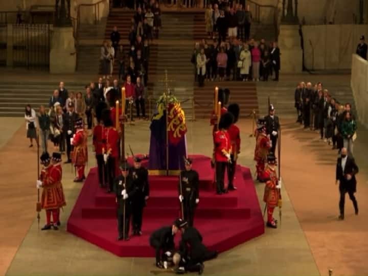 watch video Queen's funeral Royal guard falls on face while on coffin podium Video : ராணியின் சடலத்திற்கு பாதுகாப்பு..! திடீரென மயங்கி விழுந்த பாதுகாவலர்.. அதிர்ந்த பாதுகாவலர்கள்..