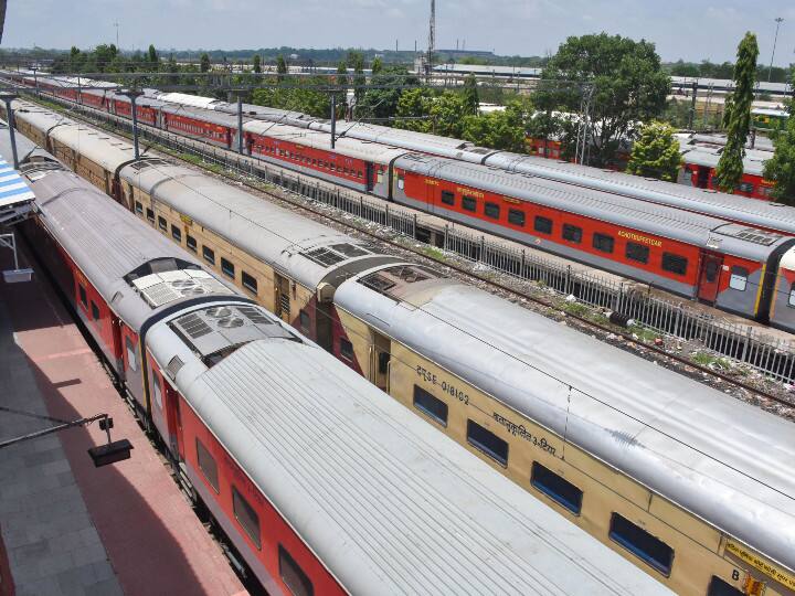 Indian Railway: ट्रेनों में थर्ड एसी इकोनॉमी कोच की तीन बर्थ हमेशा के लिए रहेंगी कैंसिल, जानिए इसका कारण Three Berths Of Third AC Economy Coach In Trains Will Be Canceled Forever Know The Reason Indian Railway: ट्रेनों में थर्ड एसी इकोनॉमी कोच की तीन बर्थ हमेशा के लिए रहेंगी कैंसिल, जानिए इसका कारण