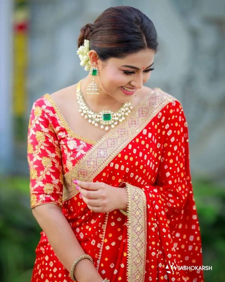 பூக்களே சற்று ஓய்வெடுங்கள் அவள் வந்துவிட்டாள் அவள் வந்துவிட்டாள்....