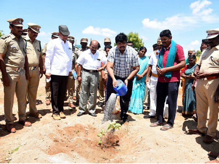 கரூரில் வனத்துறை சார்பில் விவசாய நிலங்களில் மரக்கன்று நடவு செய்யும் தொடக்க விழா