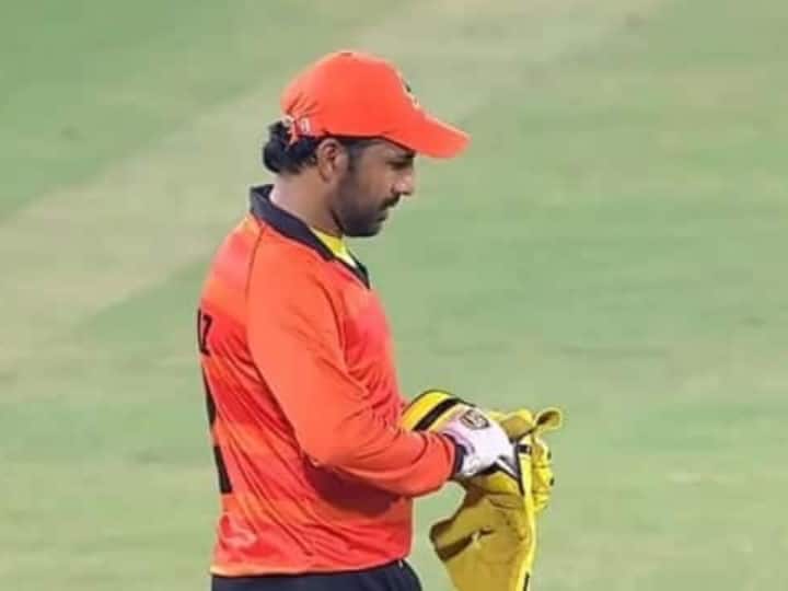 Sarfaraz Ahmed looks sad during a live match after he was denied a place in the Pakistan team for the T20 World Cup to be held in Australia T20 World Cup 2022: पाकिस्तानी टीम में जगह नहीं मिलने के बाद गुमसुम नजर आए सरफराज अहमद, फोटो वायरल