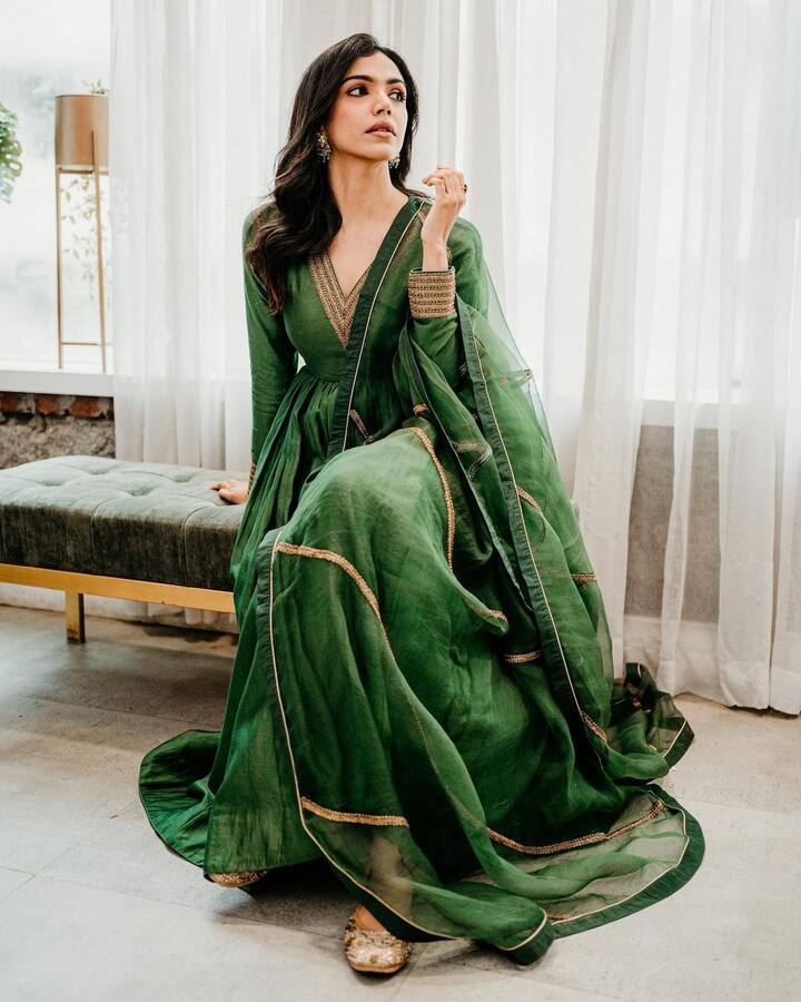 सोशल मीडियावर विशेष सक्रिय असणाऱ्या श्रियाने आता तिचं एक नवीन फोटोशूट शेअर केलं आहे. या फोटोशूटमध्ये श्रियाचा बोल्ड अंदाज पाहायला मिळतो आहे.(फोटो सौजन्य :shriya.pilgaonkar/इंस्टाग्राम)