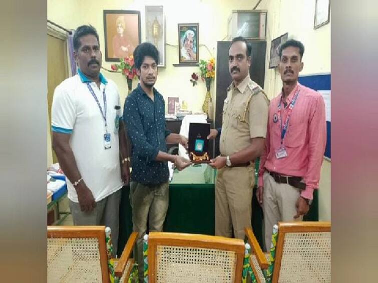 A tea shop owner returned a bag with 11 sovereign gold to Dharmapuri police station TNN 11 சவரன் தங்க நகை....விட்டுச் சென்ற நபர்....ஒப்படைத்த நேர்மையான டீ கடைக்காரர்...!