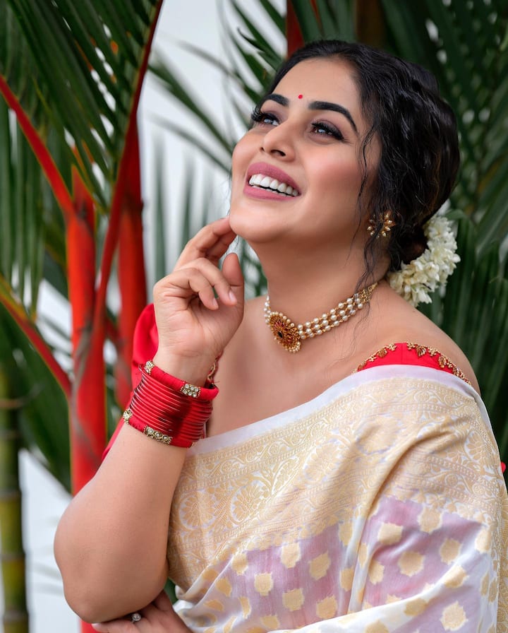 అల్లరి నరేష్ హిరోగా వచ్చిన 'సీమ టపాకాయ్' సినిమాతో తెలుగు బాగా పరిచయం అయ్యింది ఈ అమ్మడు.  ఆ సినిమా తర్వాత రవిబాబు దర్శకత్వంలో వచ్చిన 'అవును', 'లడ్డుబాబు', 'అవును 2' సినిమల్లో చేసి మంచి గుర్తింపు తెచ్చుకుంది. Photo credit: shamnakasim/instagram