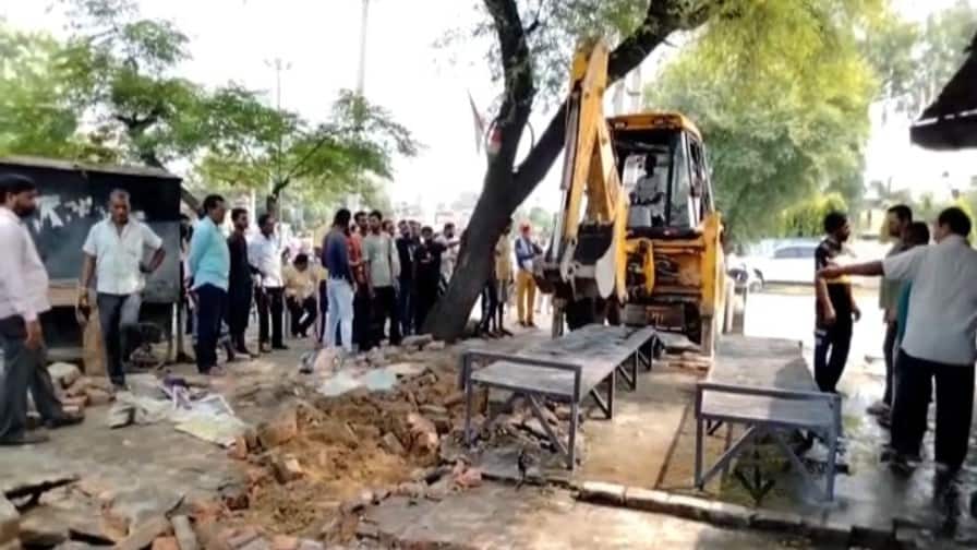 ਫਿਰੋਜ਼ਪੁਰ 'ਚ ਵੀ ਚੱਲਿਆ ਗਰੀਬਾਂ ਦੇ ਖੋਖਿਆਂ 'ਤੇ ਬੁਲਡੋਜ਼ਰ, ਲੋਕ ਰੋਂਦੇ ਹੋਏ ਬੋਲੇ ਸਰਕਾਰ ਨੌਕਰੀਆਂ ਦੇਣ ਦੀ ਗੱਲ ਆਖ ਰਹੀ, ਪਰ ਉਨ੍ਹਾਂ ਤੋਂ ਰੁਜਗਾਰ ਖੋਹਿਆ ਜਾ ਰਿਹਾ Ferozepur to bulldozers went on the hollows of the poor people spoke while crying ਫਿਰੋਜ਼ਪੁਰ 'ਚ ਵੀ ਚੱਲਿਆ ਗਰੀਬਾਂ ਦੇ ਖੋਖਿਆਂ 'ਤੇ ਬੁਲਡੋਜ਼ਰ, ਲੋਕ ਰੋਂਦੇ ਹੋਏ ਬੋਲੇ ਸਰਕਾਰ ਨੌਕਰੀਆਂ ਦੇਣ ਦੀ ਗੱਲ ਆਖ ਰਹੀ, ਪਰ ਉਨ੍ਹਾਂ ਤੋਂ ਰੁਜਗਾਰ ਖੋਹਿਆ ਜਾ ਰਿਹਾ