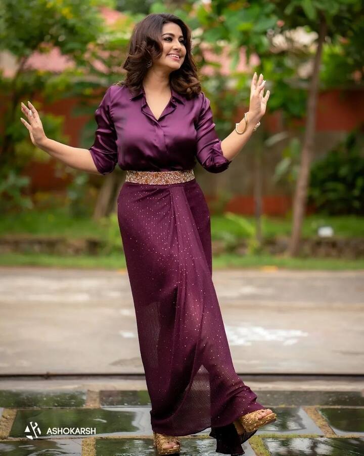 ஹே ஐ என்றால் அது கடவுள் என்றால் அந்த கடவுளின் துகள் அவள்தானா...