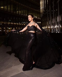 ब्लैक शाइनी ड्रेस में कहर ढाती दिखीं Sophie Choudry, 'गोरी हैं कलाइयां' गर्ल के इस अंदाज ने फिर बढ़ाई फैन्स की धड़कनें !