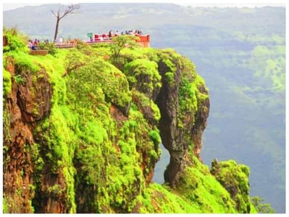 મહાબળેશ્વર- ઓક્ટોબર મહિનામાં તમે મહારાષ્ટ્રના સૌથી પ્રસિદ્ધ હિલ સ્ટેશન મહાબળેશ્વરની મુલાકાત લેવાનો પ્લાન બનાવી શકો છો. અહીં તમે મેપ્રો ગાર્ડન, વેન્ના લેક, લિંગમાલા વોટર ફોલ્સ સુધીના ઘણા સ્થળોની મુલાકાત લઈ શકો છો.