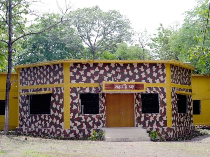 'वानिल इको डेन' (Vanil Eco Den) के आकर्षण के केंद्र: यहां घूमने और प्रयटकों के लिए काफी चीजें हैं. यहां आप तितली क्षेत्र (Butterfly Zone), जनजातीय क्षेत्र (Tribal Zone), हर्बल क्षेत्र (Herbal Zone), साहसिक क्षेत्र (Adventure Zone), वन्यजीव क्षेत्र (Wildlife Zone), इको ट्रेल (Eco Trail), साइकिल चलाना (Cycling in woods), लकड़ी का पुल (Wooden Bridge), जल श्रोत (water body), धन्वंतरि उद्यान (Dhanvantri Garden), फर्नीचर और धन्वंतरि उत्पाद बिक्री आउटलेट (Furniture & Dhanvantri Products Sales Outlet) का आनंद और लाभ उठा सकते हैं. Photo Credit- Gujarat Tourism