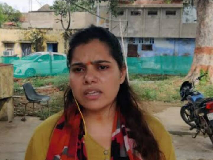 Agra Uttar Pradesh serious allegations on son of MLA from Fatehabad made by his second wife ANN Agra News: सड़क पर आई BJP विधायक के परिवार की रार, बेटे पर उसकी दूसरी पत्नी ने लगाए गंभीर आरोप, पहुंचीं थाने