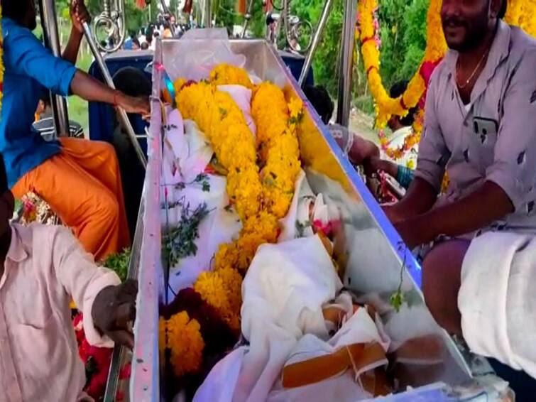 Tiruvarur body of the person who died in kuwait was cremated in his hometown TNN குவைத்தில் சுட்டுக் கொல்லப்பட்ட முத்துக்குமரன் உடல் சொந்த ஊரில் தகனம் - அமைச்சர்கள் அஞ்சலி