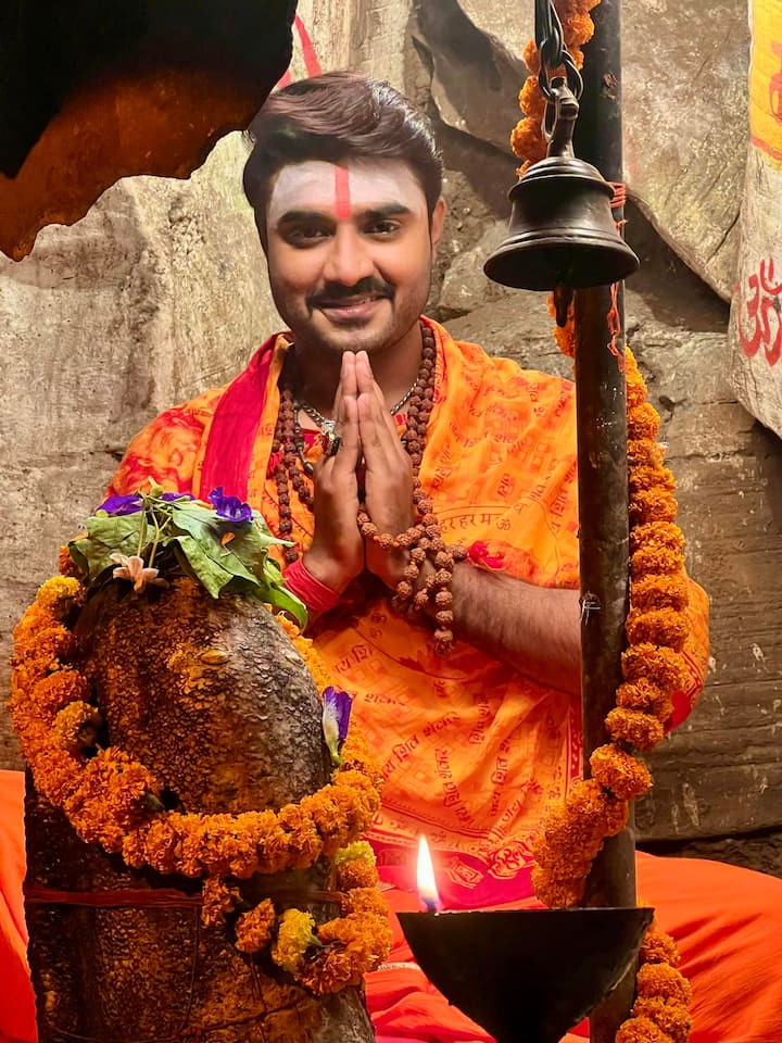 प्रदीप पांडे अपनी हर दूसरी फिल्म और गानों के लिए पांच से दस लाख रुपये चार्ज करते हैं.