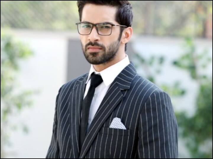 करण वोहरा (Karan Vohra) सीरियल इमली 2 में लीड एक्टर के तौर पर नजर आएंगे. करण पर इमली 2 में आर्यन सिंह राठौड़ जैसे पावरफुल किरदार से भी बेहतर परफॉर्म करने का प्रेशर रहेगा. देखते हैं वो इमली की बेटी को कैसे इम्प्रेस कर पाते हैं. करण के करियर की बात करें तो उन्होंने 'जिंदगी की महक' नाम के शो में काम किया था. इमली 2 में करण के रोल को लेकर ज्यादा जानकारी सामने नहीं आई है.