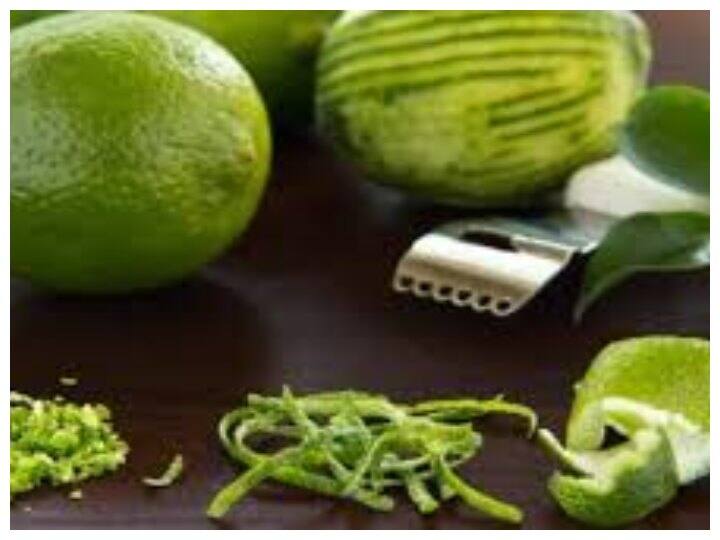 अब तक आप नींबू के रस को इस्तेमाल कर उसके छिलके को फेकते आ रहे होंगे. आज हम आपको कुछ ऐसे तरीके बता रहे हैं, जहां पर आप नींबू के छिलके को भी इस्तेमाल कर सकते हैं.