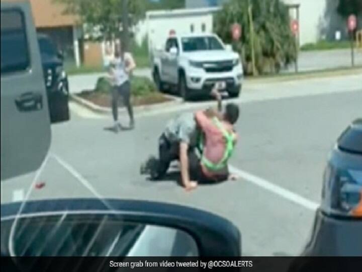 Viral Video US Restaurant Employee Saves Woman And Her Baby During Carjacking காரை திருட வந்த நபர்.. ஹீரோவாகி மாறி பெண்ணையும் குழந்தையையும் காப்பாற்றிய ஹோட்டல் பணியாளர்.. வைரல் வீடியோ