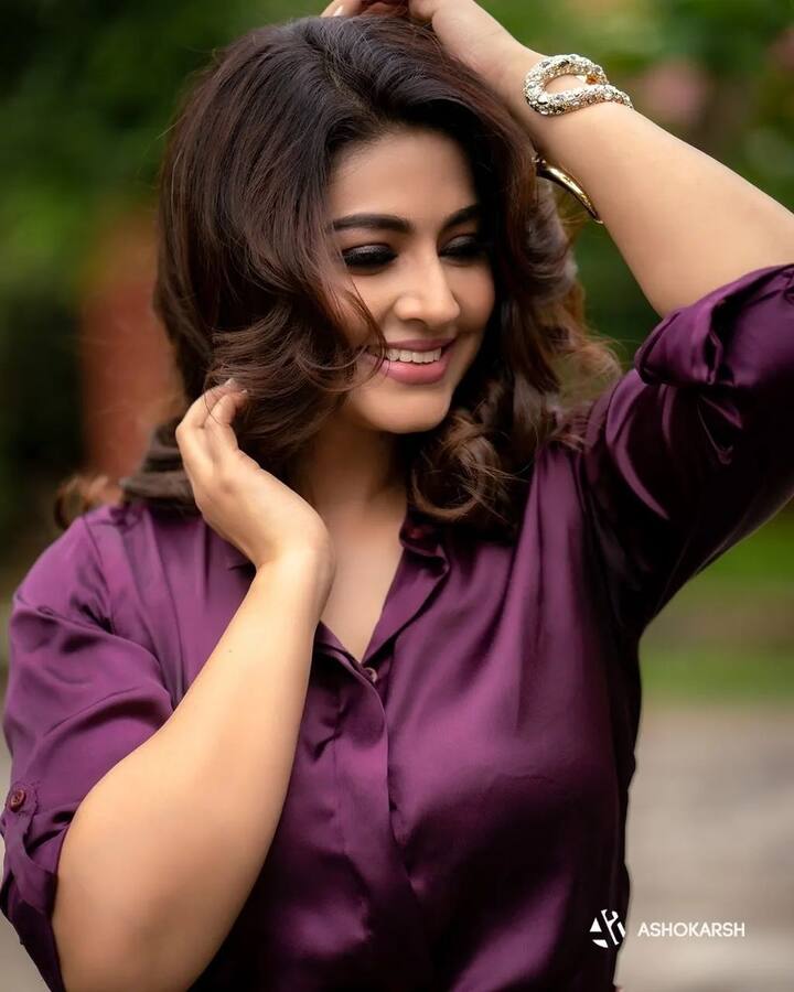 பூக்களே சற்று ஓய்வெடுங்கள் அவள் வந்துவிட்டாள்....