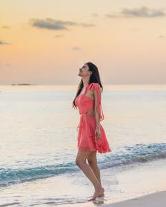 PHOTO: मालदीवमध्ये पोहचताच मौनी रॉय झाली बोल्ड, शॉर्ट ड्रेसमध्ये केलं फोटोशूट!