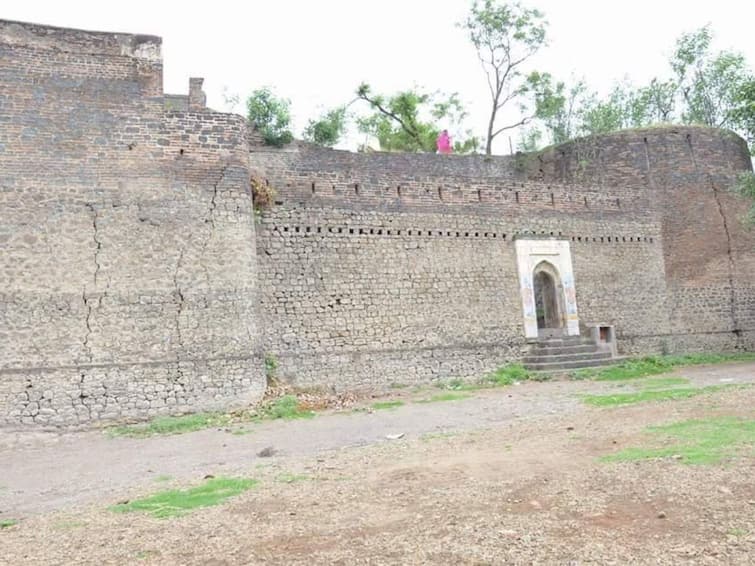 Marathwada Liberation Day naik bawane gadhi tandulja in latur  Marathwada Liberation Day : मराठवाडा मुक्तिसंग्रामात 'तांदुळजा गढी'चे महत्त्व, याच गढीवर उद्या होणार ध्वजारोहण