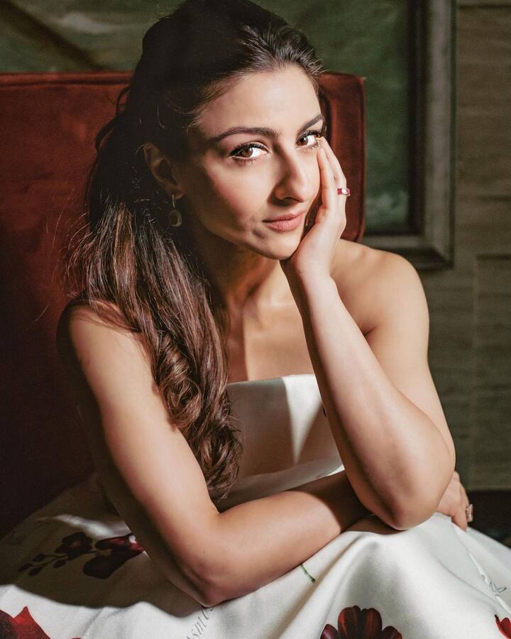 फ्लोरल गाउन में सोहा किसी को निहारती नजर आईं. उनकी इन तस्वीरों पर सेलेब्स से लेकर फैंस जमकर तारीफ कर रहे हैं. सोहा का ये स्टनिंग लुक कमाल है. फैंस उनके नवाबी नखरे देख कायल हो गए हैं.