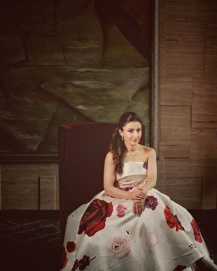 सोहा फिलहाल अमेजन प्राइम पर रिलीज होने वाली उनकी वेब सीरीज 'हश-हश ( Hush-Hush)' को लेकर सुर्खियों में हैं. काम के बीच सोहा सोशल मीडिया पर भी एक्टिव हो गई हैं. वह इंस्टाग्राम पर अपनी ताजा तस्वीरें शेयर करती रहती हैं.