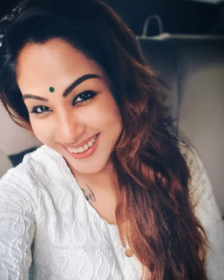 তখন অনেকটা রাত হয়েছে। ঘুমোতে যাচ্ছিলেন তিনি। হঠাৎ পরিচালক বন্ধুর ফোন। বললেন, সুনীতা হাজরার এভারেন্স (Mount Everest) জয়ের কাহিনী থেকে অনুপ্রেরণা নিয়ে ছবি তৈরি হচ্ছে।