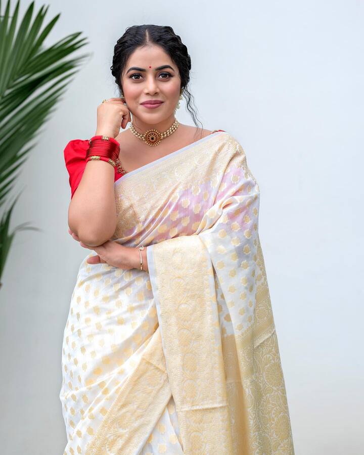 ఇప్పటివరకు దాదాపు మలయాళం , తెలుగు , తమిళ , కన్నడలో కలిపి 40కి పైగా సినిమాల్లో నటించింది పూర్ణ. Photo credit: shamnakasim/instagram