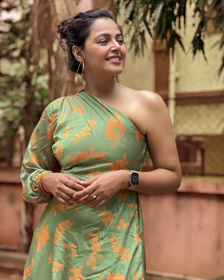 మోనాల్ గజ్జర్ క్యూట్ పిక్స్. Image credit: Monal Gajjar/Instagram