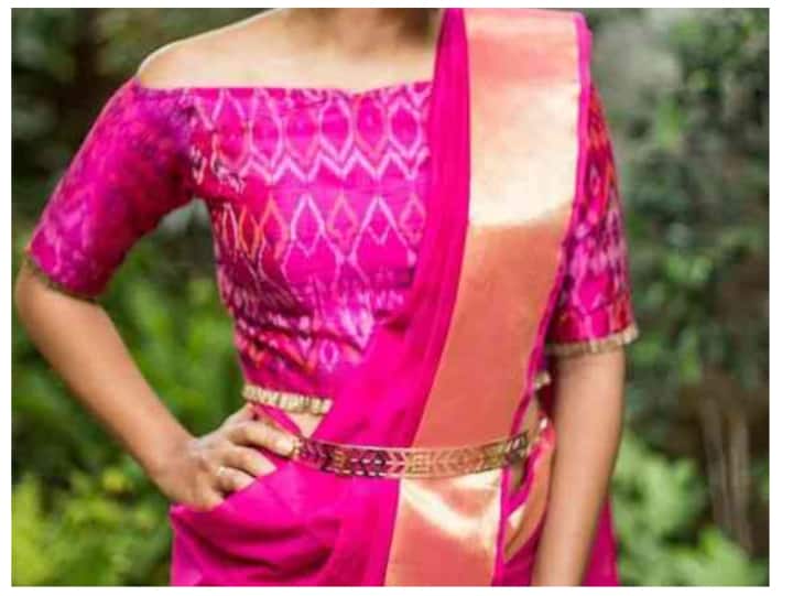 अपनी सिल्क की पुरानी साड़ी को नए ब्लाउज के साथ न्यू लुक दें. आप ऑफ शोल्डर ब्लाउज बनवा सकती हैं और साड़ी को बेल्ट के साथ इस तरह कैरी करें.