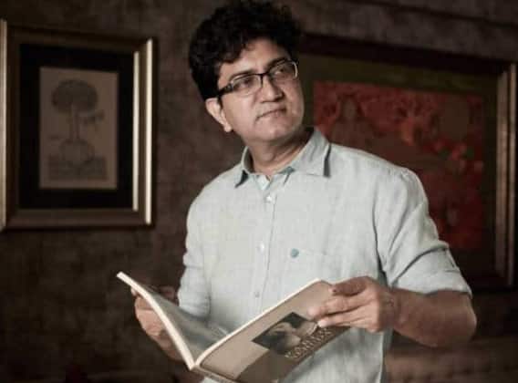 एडवर्टाइजिंग की दुनिया में Prasoon Joshi ने कमाया नाम, फिर अपने लिखे गानों से बनाई बॉलीवुड में पहचान एडवर्टाइजिंग की दुनिया में Prasoon Joshi ने कमाया नाम, फिर अपने लिखे गानों से बनाई बॉलीवुड में पहचान