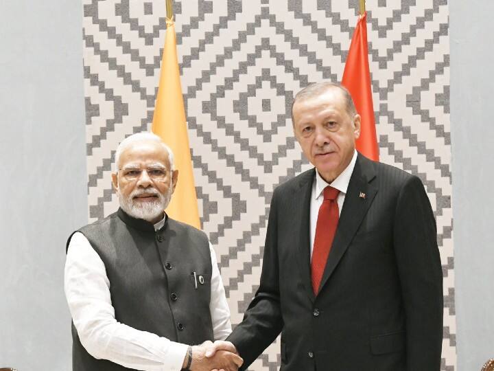 SCO शिखर सम्मेलन के इतर भी पीएम मोदी ने नेताओं से मुलाकात कर उनके देश की स्थिति के बारे में जाना और एक साथ मिलकर सभी मुद्दों को हल करने पर सहमति जताई. तुर्की के राष्ट्रपति तैयप एर्दोआन के साथ उनकी द्विपक्षीय बैठक में एक-दूसरे का सहयोग करने के तरीकों पर चर्चा हुई.