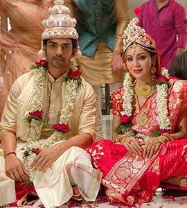 देबिना बनर्जी ने भी अपने को-एक्टर गुरमीत चौधरी से ही शादी की है. इन दोनों ने एक साथ रामायण में राम-सीता की भूमिका निभाई थी. एक दूसरे को लंबे समय तक डेट करने के बाद साल 2011 में इन्होंने शादी कर ली.