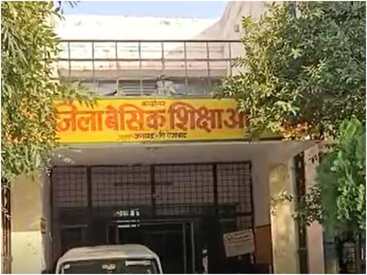 firozabad a primary school principal beaten up two girls with stick ann Firozabad: दूध मांगने पर स्कूल के प्रिंसिपल ने कर दी छात्राओं की पिटाई, अब कार्रवाई की लटक रही तलवार