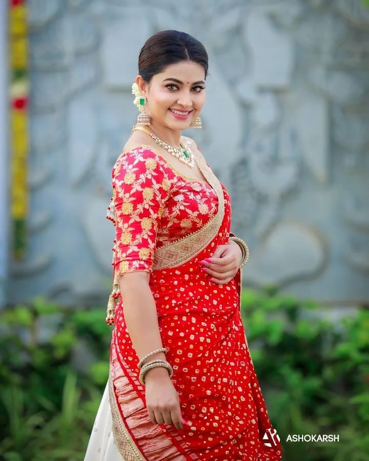 பூக்களே சற்று ஓய்வெடுங்கள் அவள் வந்துவிட்டாள்....