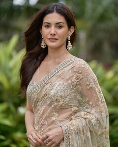 Amyra Dastur : परी म्हणू की सुंदरा... अभिनेत्री अमायरा दस्तूरच्या मनमोहक अदा