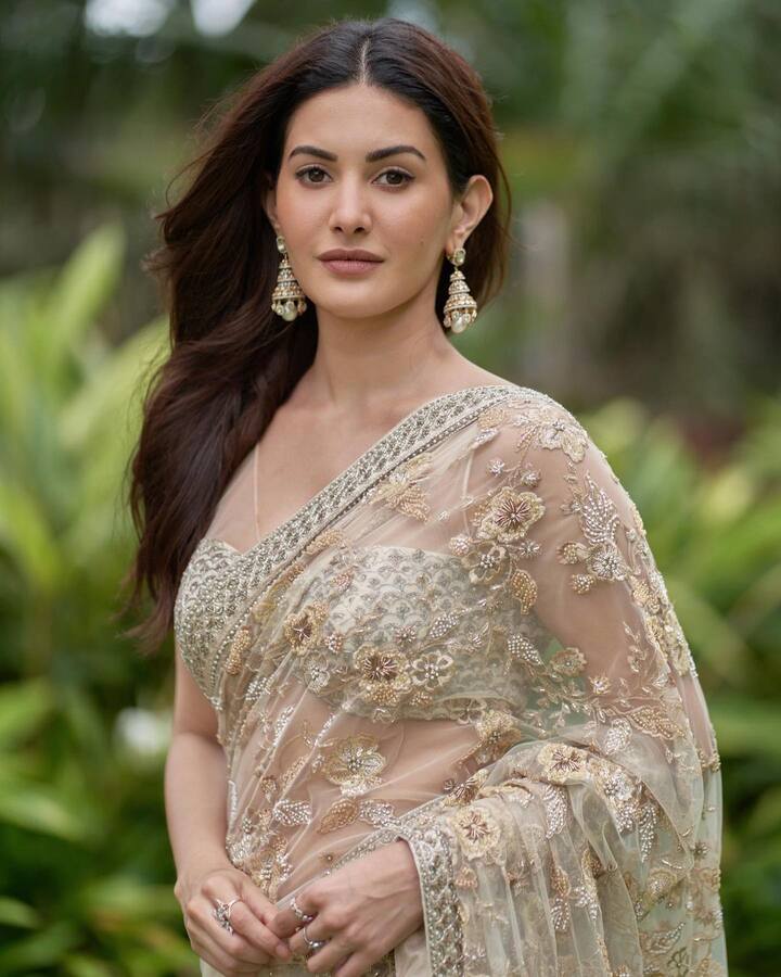 अमायराने नुकतेच काही फोटो इंस्टाग्रामवर शेअर केले आहेत.