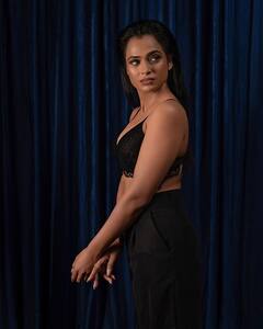 Ramya Pandian : மீண்டும் கருப்பு உடையில் கலக்கும் ரம்யா பாண்டியன்... ட்ரெண்டாகும் போட்டோஸ்!