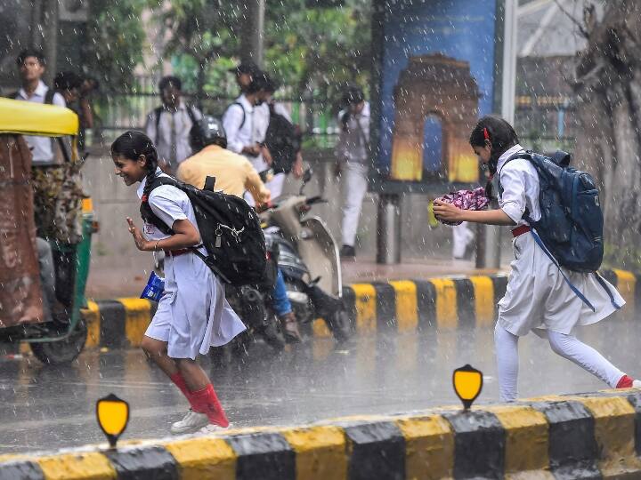 Delhi Weather Update months lowest temperature recorded on Thursday Delhi Weather News: दिल्ली में बारिश के बाद खुशनुमा हुआ मौसम, दर्ज हुआ इस महीने का सबसे कम तापमान