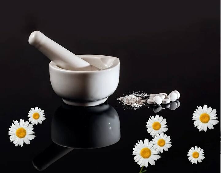 হোমিওপ্যাথি (Homeopathy) নিয়ে নানা ভ্রান্ত ধারণা রয়েছে মানুষের মনে। বিশেষজ্ঞরা জানাচ্ছেন, হোমিওপ্যাথি দেরিতে কাজ করে, জটিল কোনও অসুখের ক্ষেত্রে হোমিওপ্যাথি চিকিৎসা কাজ করে না বলে নানা ধারণা পোষণ করেন বহু মানুষ।