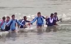 Video: एमपी में उफनती लहरों को पार करने को मजबूर बच्चे | India Rains