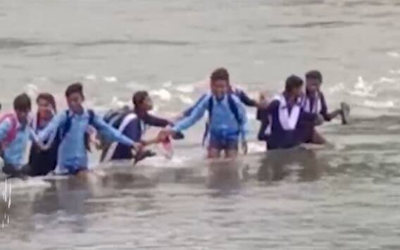 Video: एमपी में उफनती लहरों को पार करने को मजबूर बच्चे | India Rains