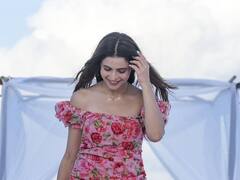 Aamna Sharif Pics: बीचवर आमना शरीफने फ्लॉन्ट केला नवा लूक; पाहा फोटो!