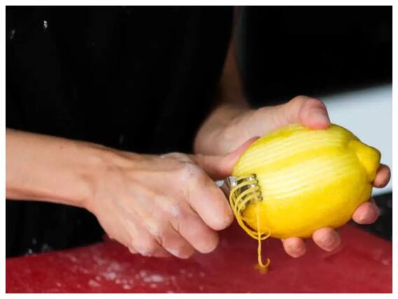 Lemon Peels Hacks: नींबू के छिलके फेंक तो नहीं देते आप, इसके कई फायदे हैं-एक बार ट्राई करके देखिए Lemon Peels Hacks: नींबू के छिलके फेंक तो नहीं देते आप, इसके कई फायदे हैं-एक बार ट्राई करके देखिए