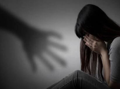 Zomato delivery man arrested for molesting 19-yr-old girl Pune: குடிக்க தண்ணீர் கேட்டார்.. தனியாக இருந்த இளம்பெண்ணிடம் அத்துமீறிய சொமோட்டா ஊழியர்