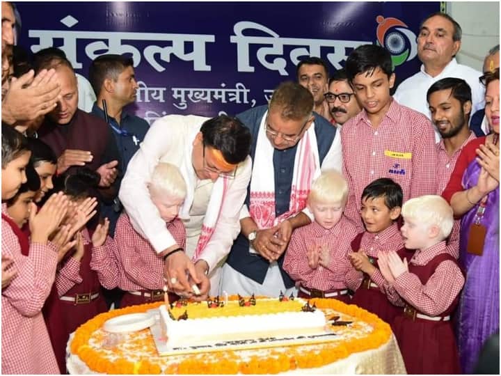 dehradun cm pushkar sindh dhami celebrated his 47th birthday with specially abled children Pushkar Singh Dhami Birthday: 47 साल के हुए CM धामी, PM मोदी-सीएम योगी ने दी बधाई, जन्मदिन को कुछ यूं बनाया खास